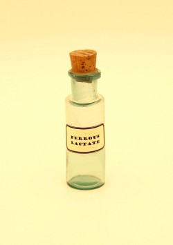 Флакон старинный с этикеткой «Ferrous lactate» 